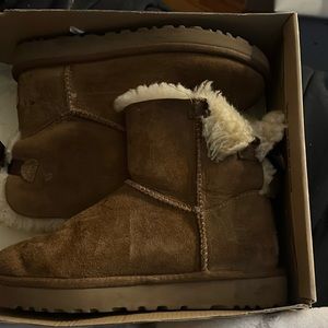 Ugg w mini Bailey bow size 6